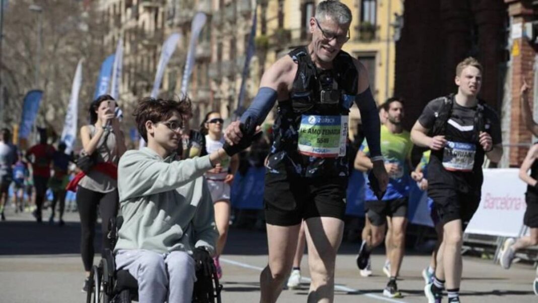 Matías Bottoni en silla de ruedas en un espacio público de Barcelona
