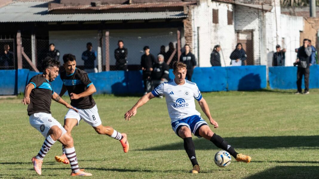 Jugadores de Leones FC en un partido de la Primera C