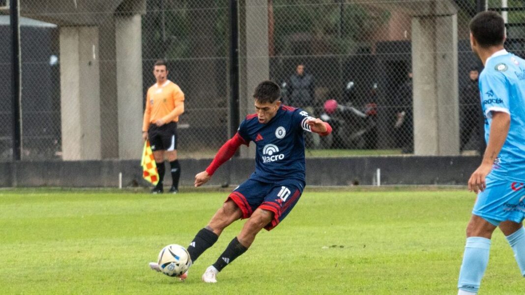 Partido de fútbol entre Leones FC y Yupanqui en el estadio de Unión de Arroyo Seco