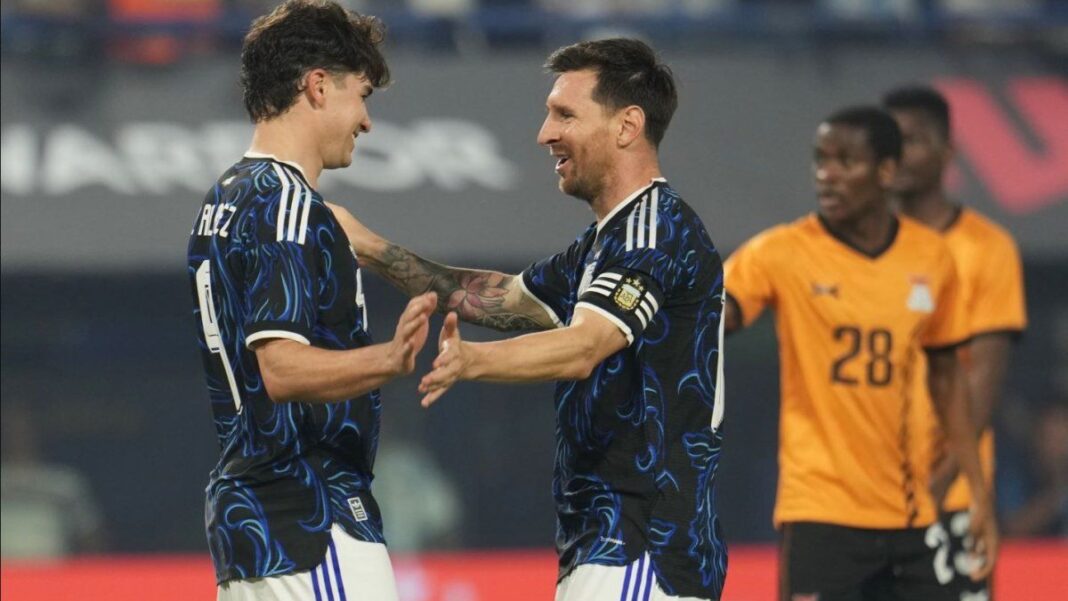 Lionel Scaloni junto a Lionel Messi en una práctica de la selección argentina