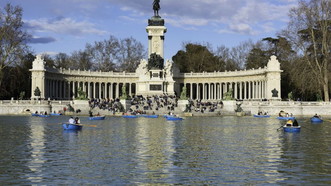 Vista del Parque de El Retiro en Madrid con árboles y peatones