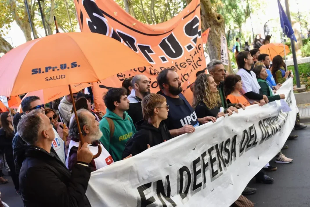 Manifestantes marchando por las calles de Rosario en defensa de la salud pública