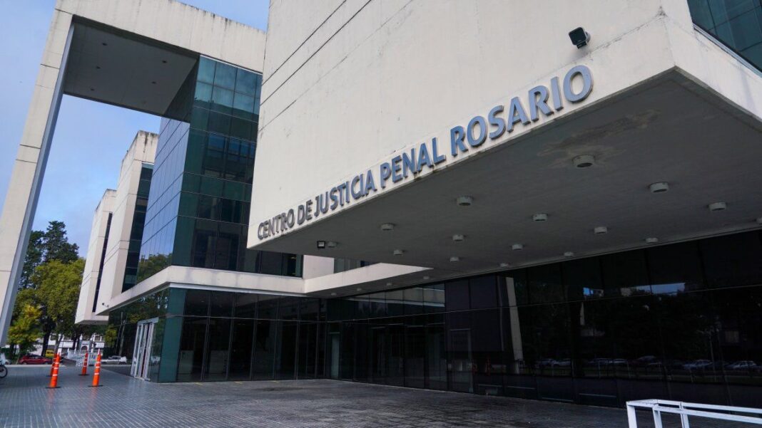 Policía científica trabajando en la escena del crimen en Rosario