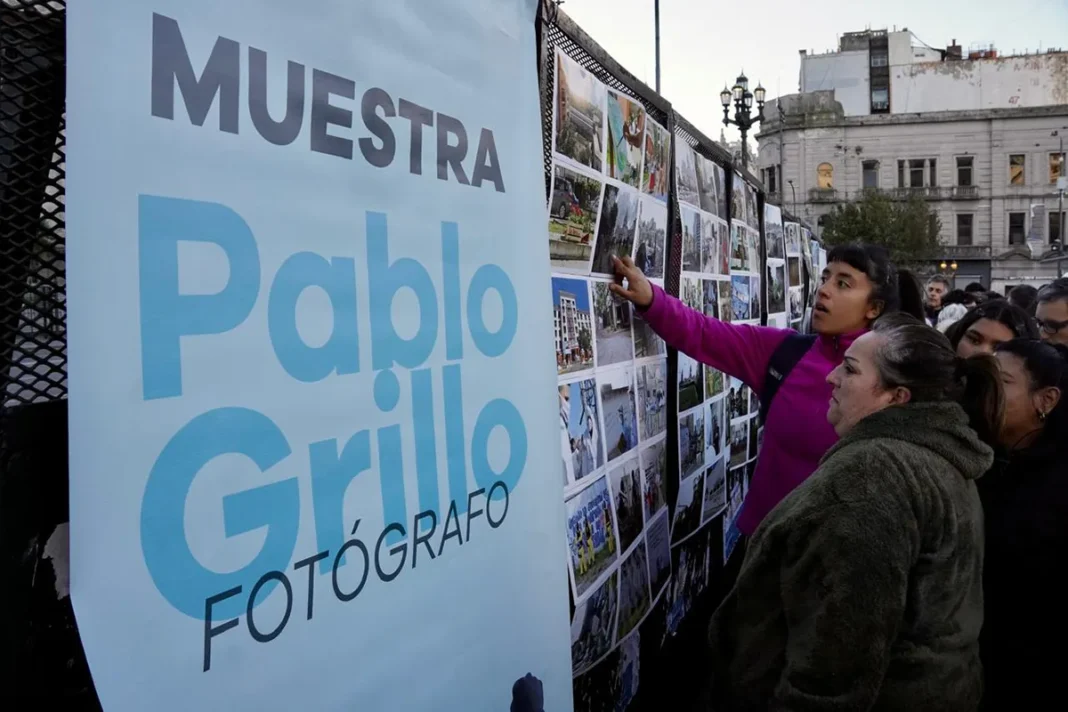 Fotografías de Pablo Grillo colgadas en vallas policiales frente al Congreso de la Nación