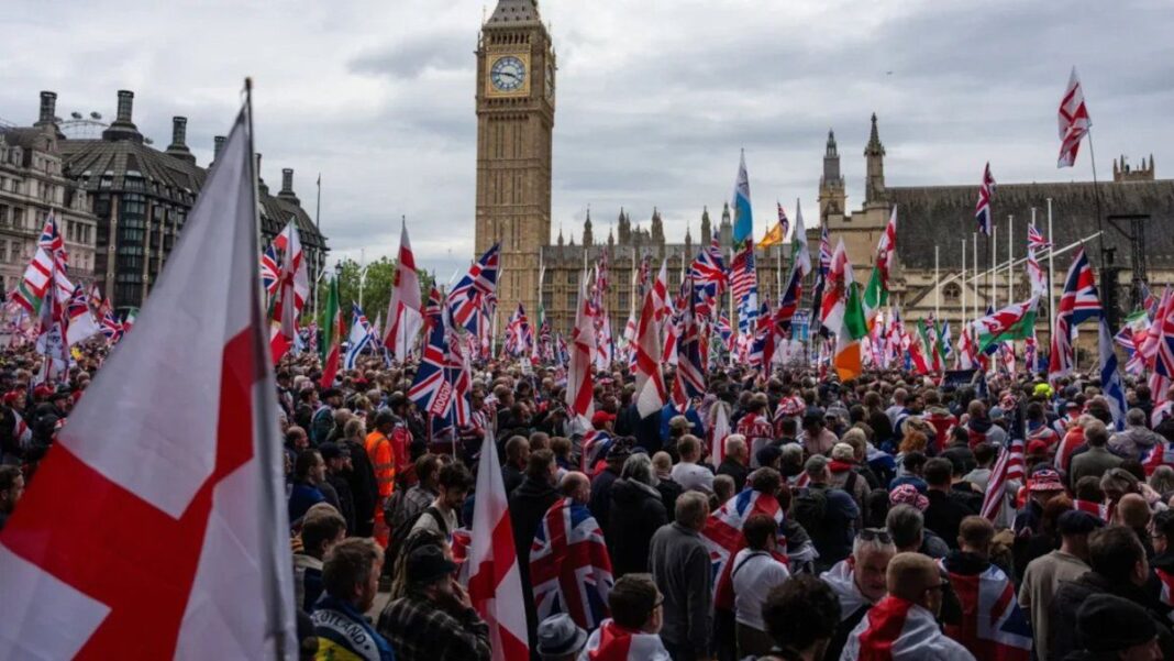 Manifestantes con banderas en una marcha en Londres contra la inmigración musulmana