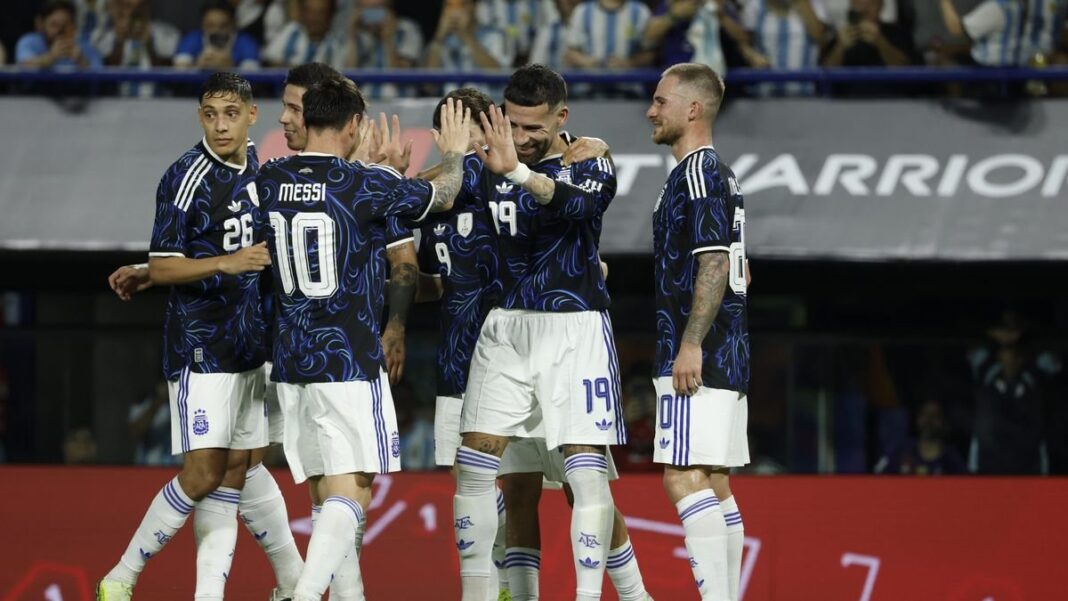 Estadio de fútbol con banderas de Argentina y Estados Unidos