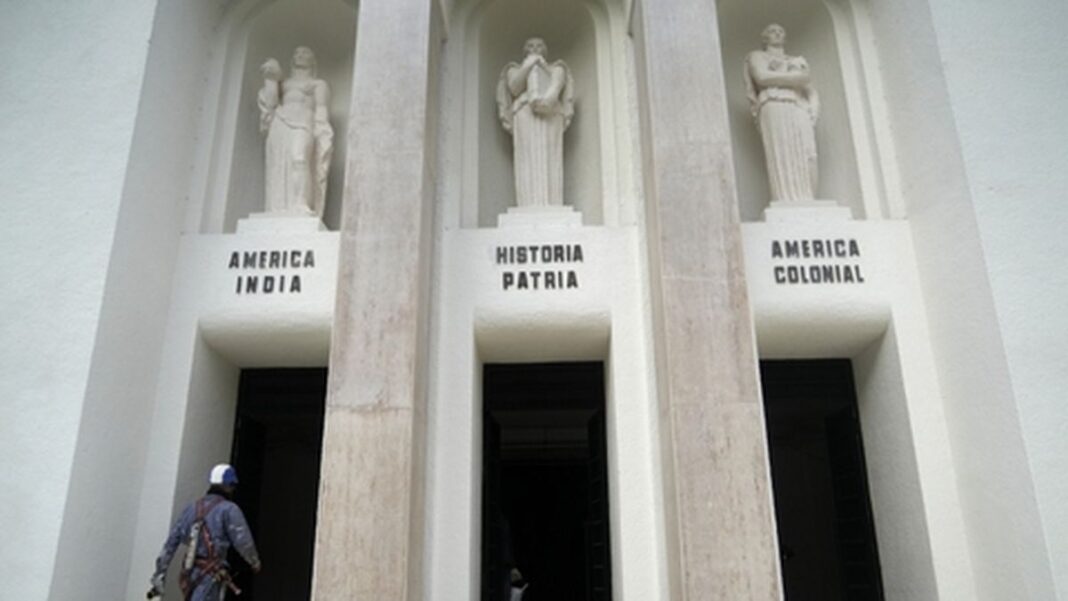Fachada del Museo Histórico Julio Marc en obras, con andamios y restauración de esculturas