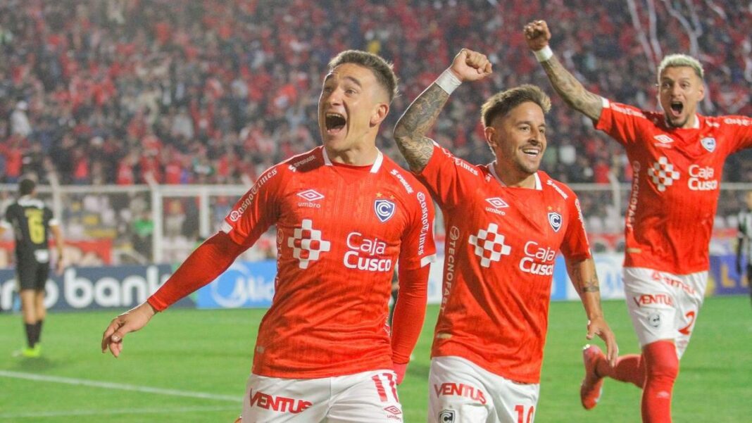 Neri Bandiera celebra su gol de cabeza ante Atlético Mineiro en la Copa Sudamericana