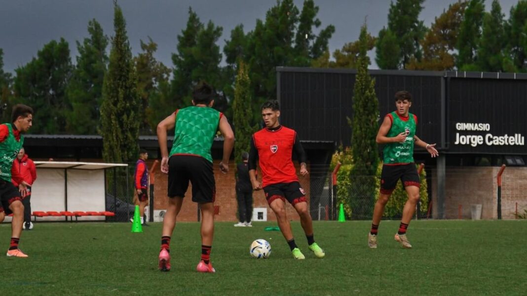 Jugadores de Newell's Old Boys entrenando en el predio de Bella Vista