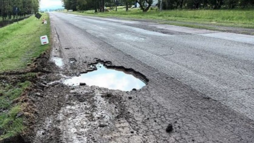 Tramo de la ruta nacional 34 en el norte de Santa Fe con baches y deterioro
