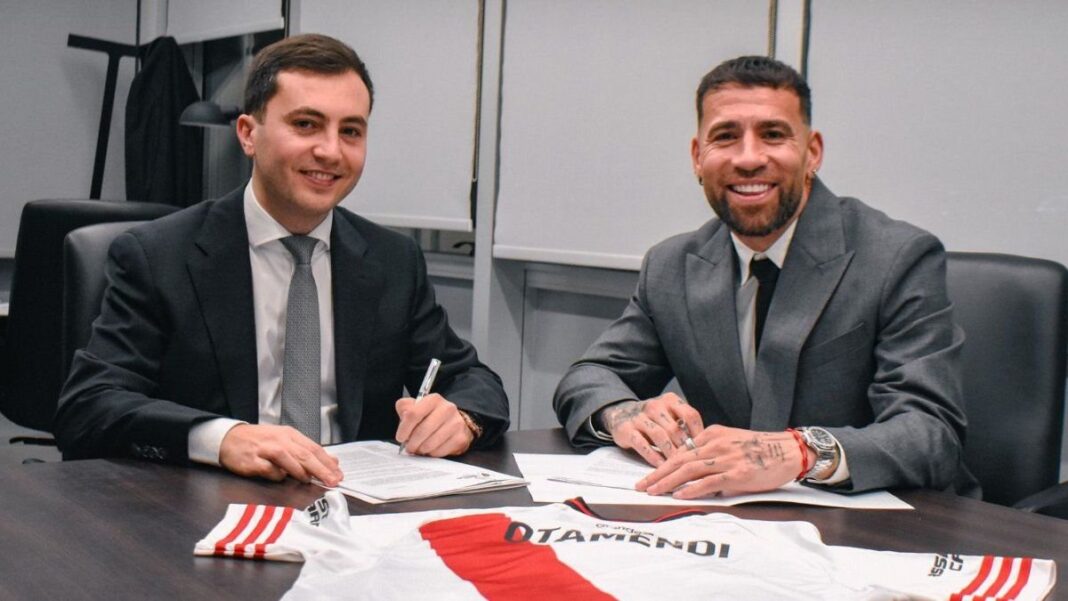 Nicolás Otamendi firmando contrato con River Plate
