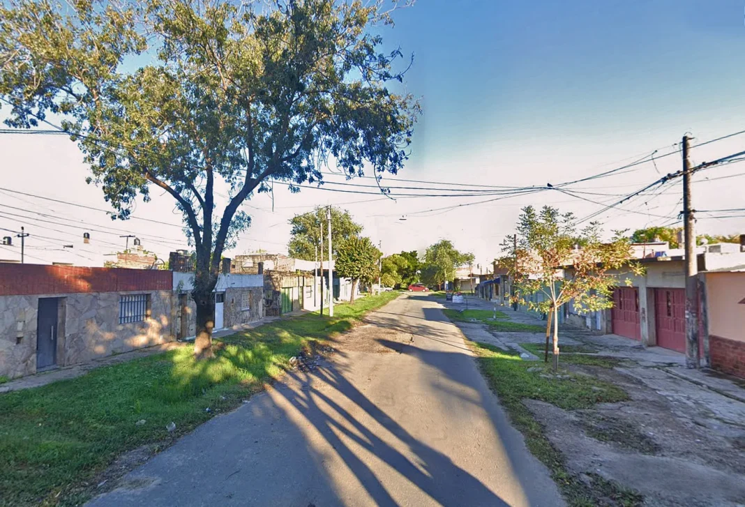 Escena del crimen en barrio Bella Vista, Rosario, con motocicleta y presencia policial