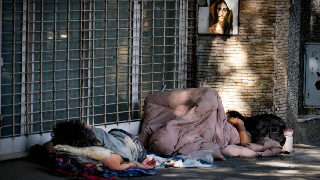Persona en situación de calle con abrigo en Santa Fe durante el invierno