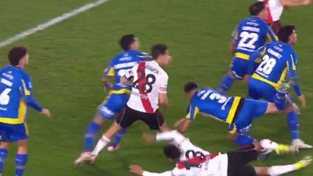 Jeremías Ledesma atajando penal a Gonzalo Montiel en el Monumental