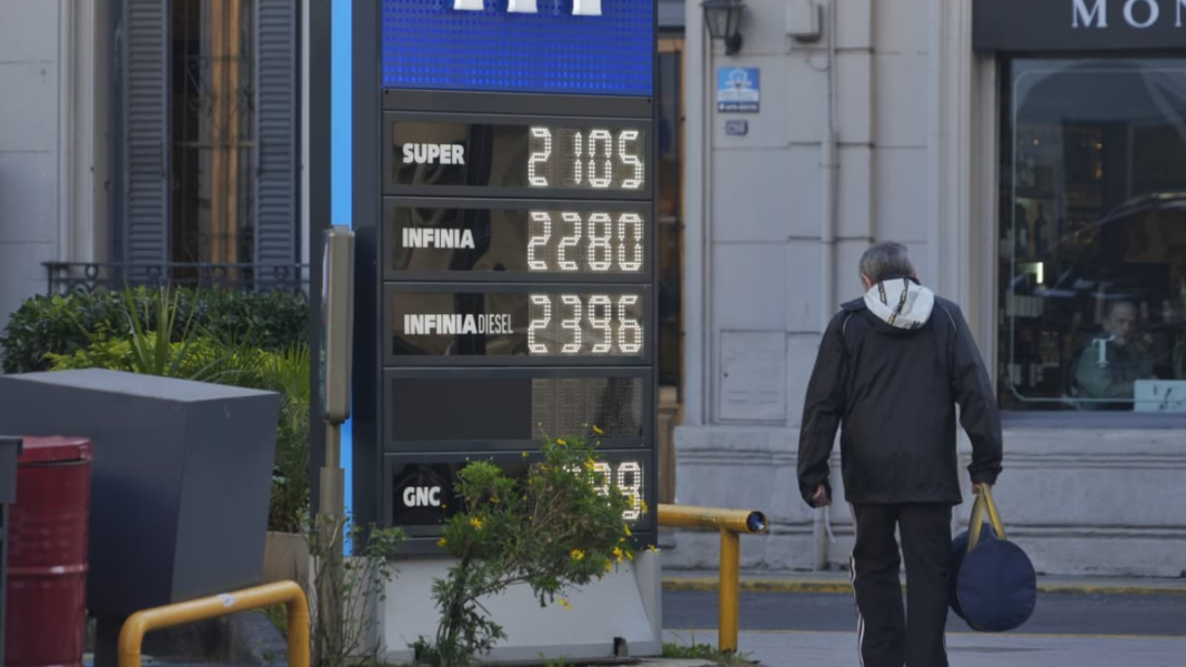 Estación de servicio con cartel de precios de nafta en Rosario