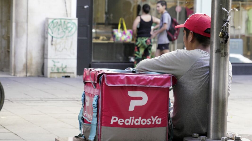 Cadete de delivery en moto en las calles de Rosario