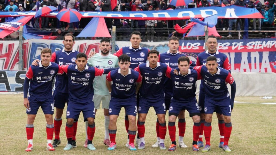 Partido de fútbol de Primera C entre Claypole y Central Córdoba