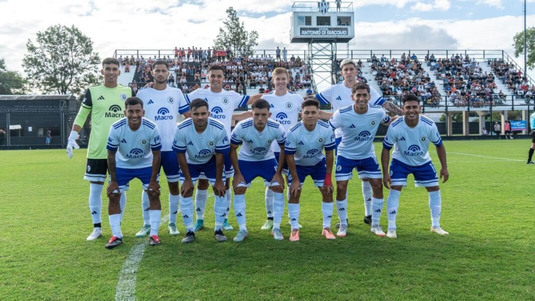Partido de fútbol de la Primera C entre equipos rosarinos