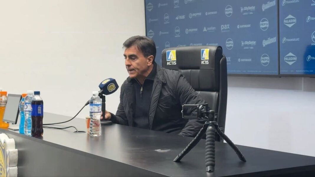 Gustavo Quinteros en conferencia de prensa en el Gigante de Arroyito