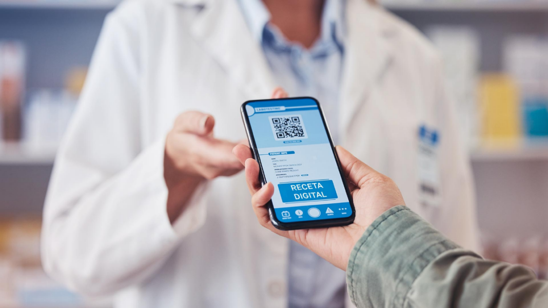 Persona usando el celular con la app Mi Argentina abierta en la sección de recetas electrónicas