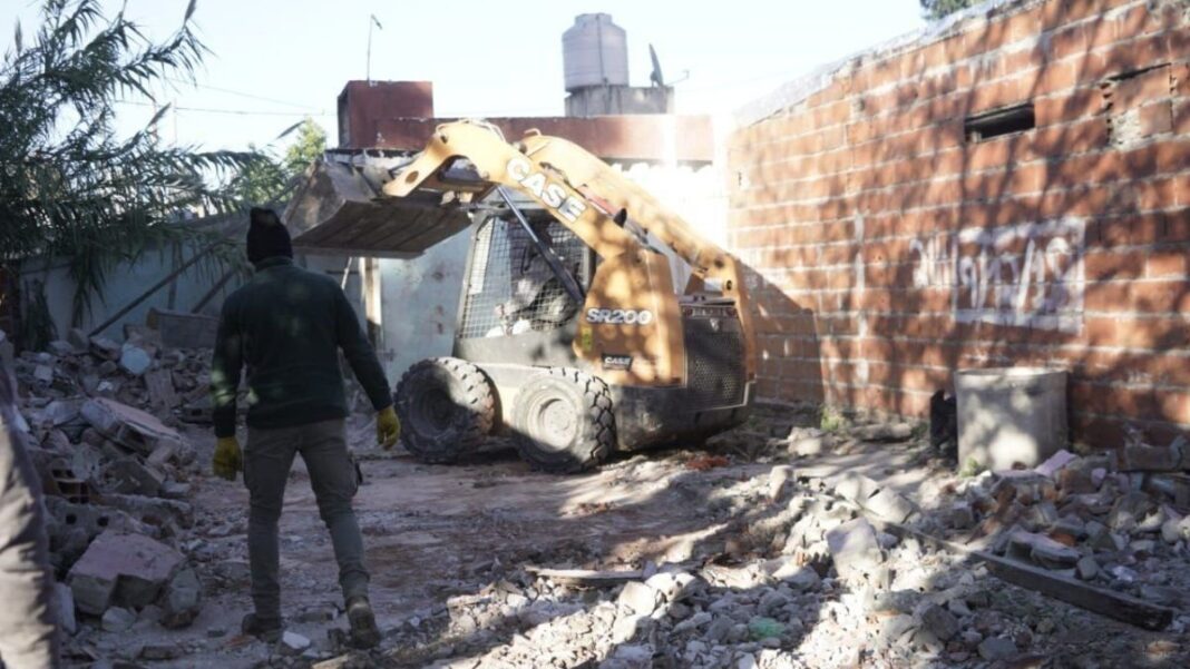 Demolición de un búnker de drogas en Centeno al 2400, Rosario, por orden judicial