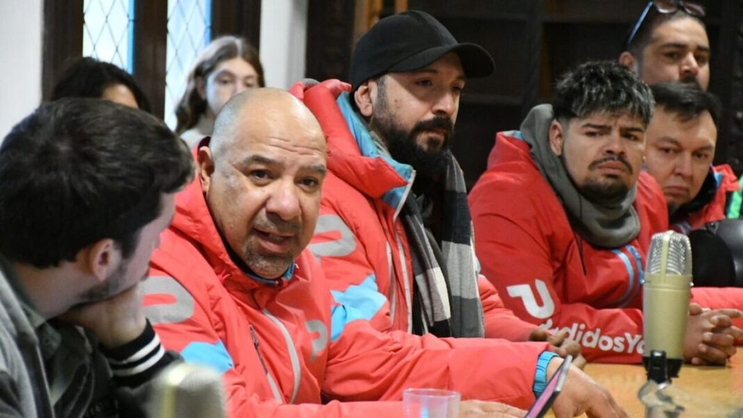 Repartidores de aplicaciones en el Concejo Municipal de Rosario debatiendo sobre regulación