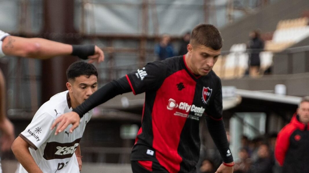 Jugadores de la reserva de Newell's Old Boys en un partido de fútbol