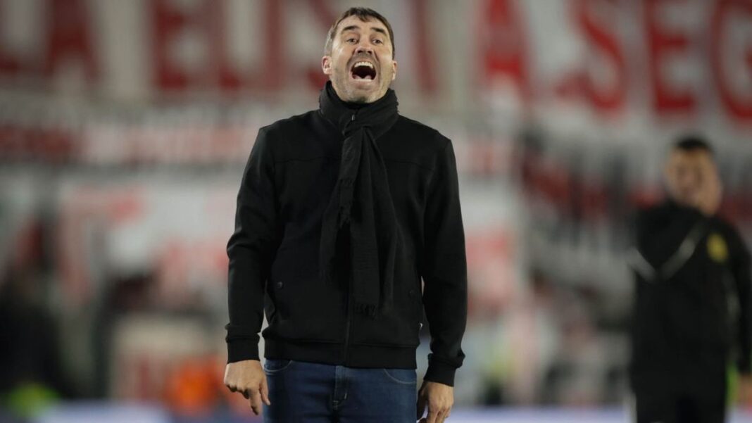 Jugadores de Central y River en un partido de fútbol