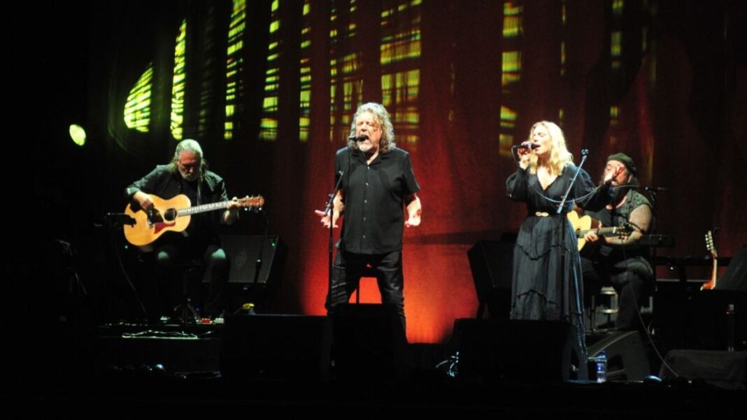 Robert Plant en el escenario del Metropolitano de Rosario durante su show de la gira Rugido en otoño