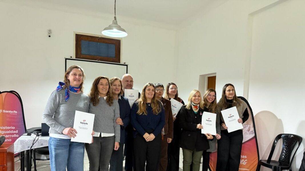 Entrega de fondos provinciales para adultos mayores en Roldán