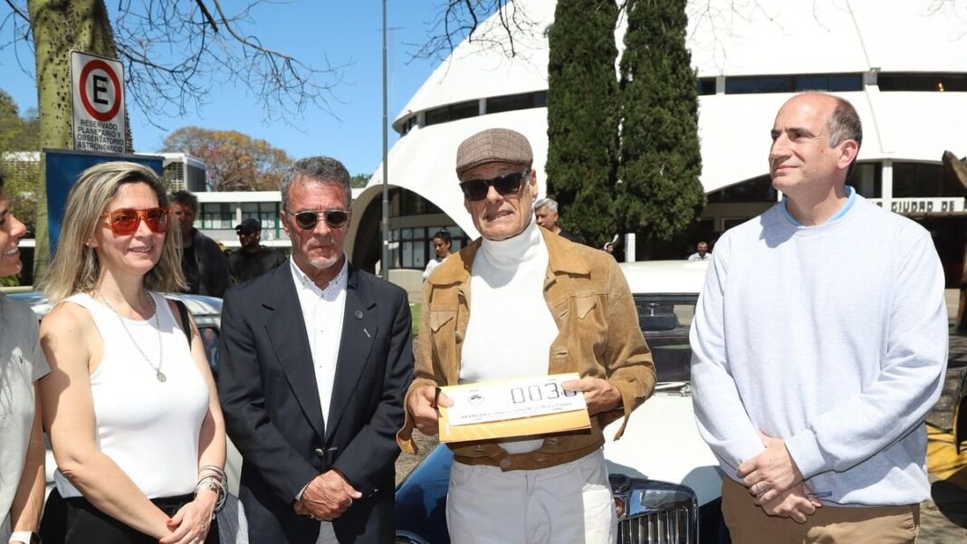 Rubén Tato junto a un Triumph TR3 en una reunión del club Rosario Autos Sport