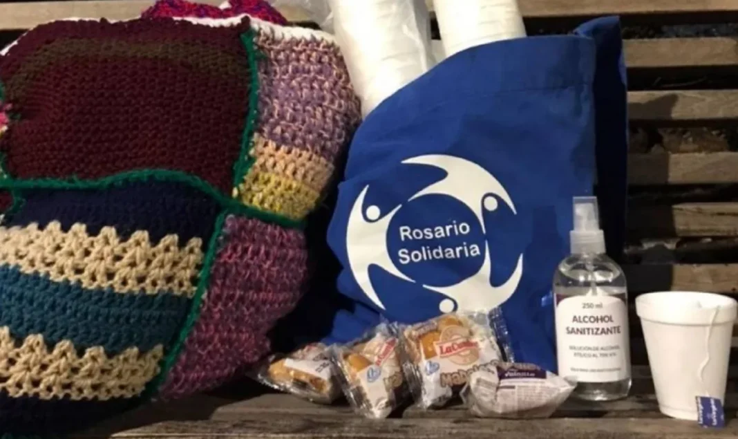 Voluntarios de Rosario Solidaria durante una recorrida solidaria