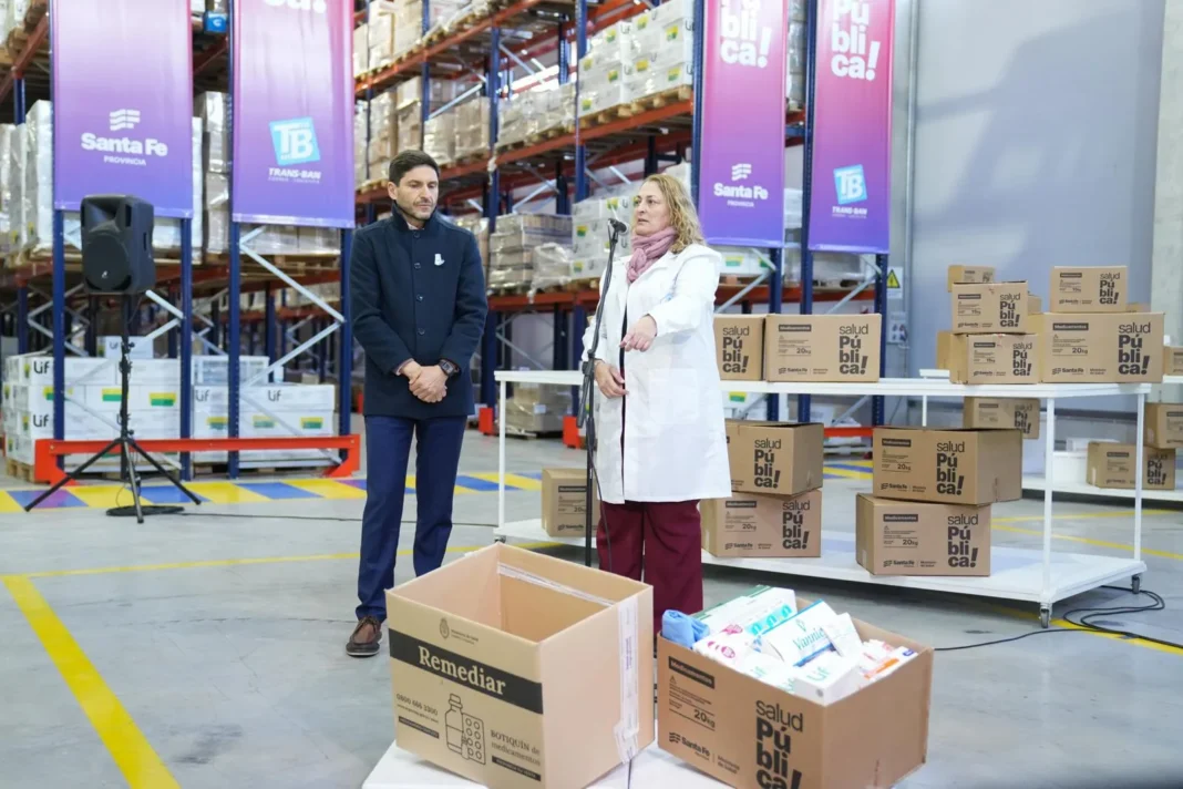 Maximiliano Pullaro y Silvia Ciancio en el Parque Industrial de Funes durante el lanzamiento del nuevo sistema logístico sanitario