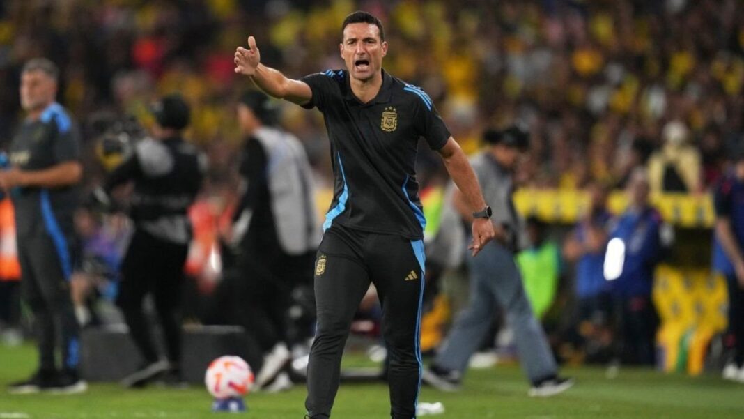 Lionel Scaloni con la lista de convocados para el Mundial 2026