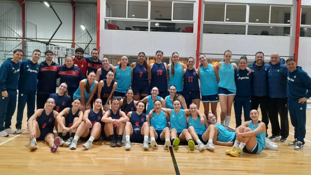 Jugadoras de la selección Argentina U18 femenina de básquet en la cancha del Rosario Arena Sports