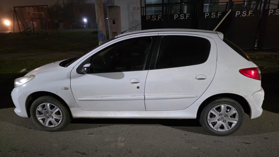 Auto Peugeot 207 blanco detectado por sistema LPR en Rosario