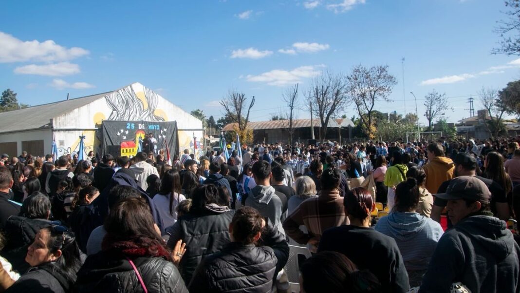 Acto oficial del 25 de Mayo en Timbúes con autoridades y vecinos