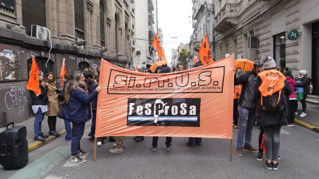 Trabajadores de la salud marchan en Rosario por mejoras salariales y condiciones laborales