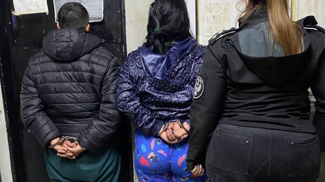 Efectivos policiales durante el procedimiento en Granadero Baigorria