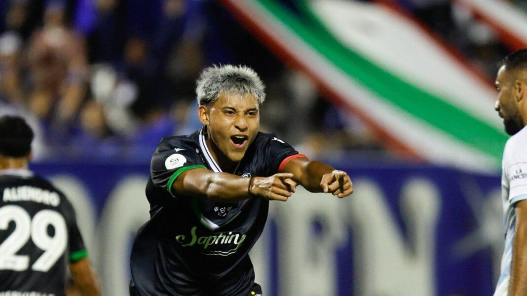 Jugadores de Vélez festejan un gol en la Copa Argentina