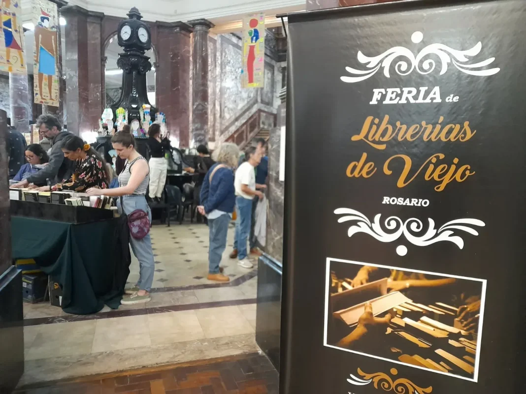 Feria de Librerías de Viejo en el ECU con libros en exhibición