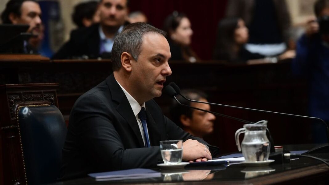 Manuel Adorni durante una reunión de la mesa política del gobierno