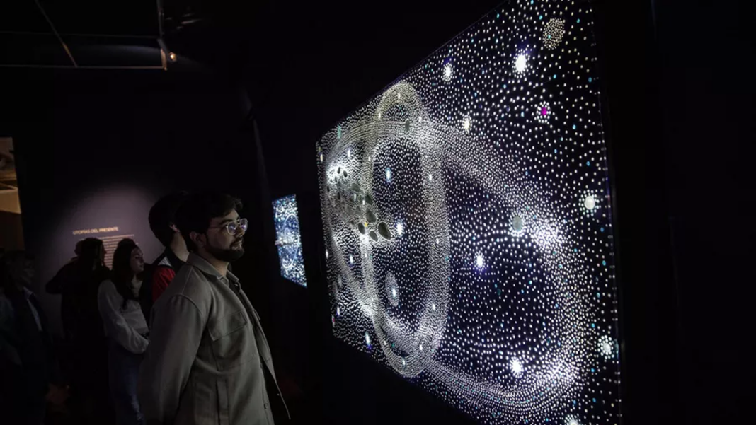 Obra de Gyula Kosice con agua y luz en el Museo Castagnino de Rosario
