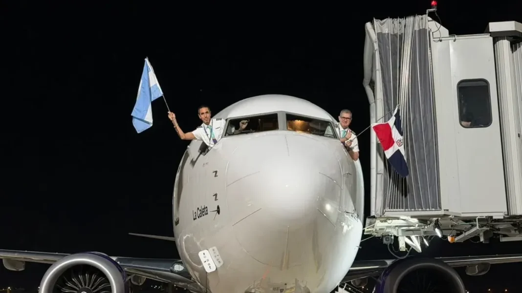 Avión Boeing 737 MAX 8 de Arajet en pista del Aeropuerto Internacional Rosario