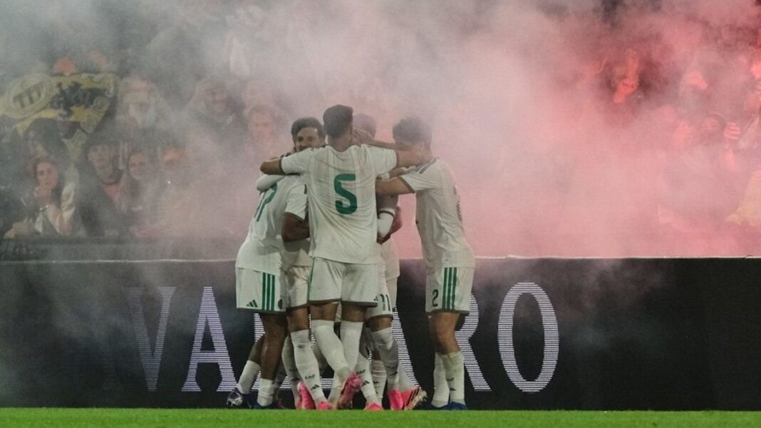 Jugadores de Argelia celebrando el gol ante Países Bajos