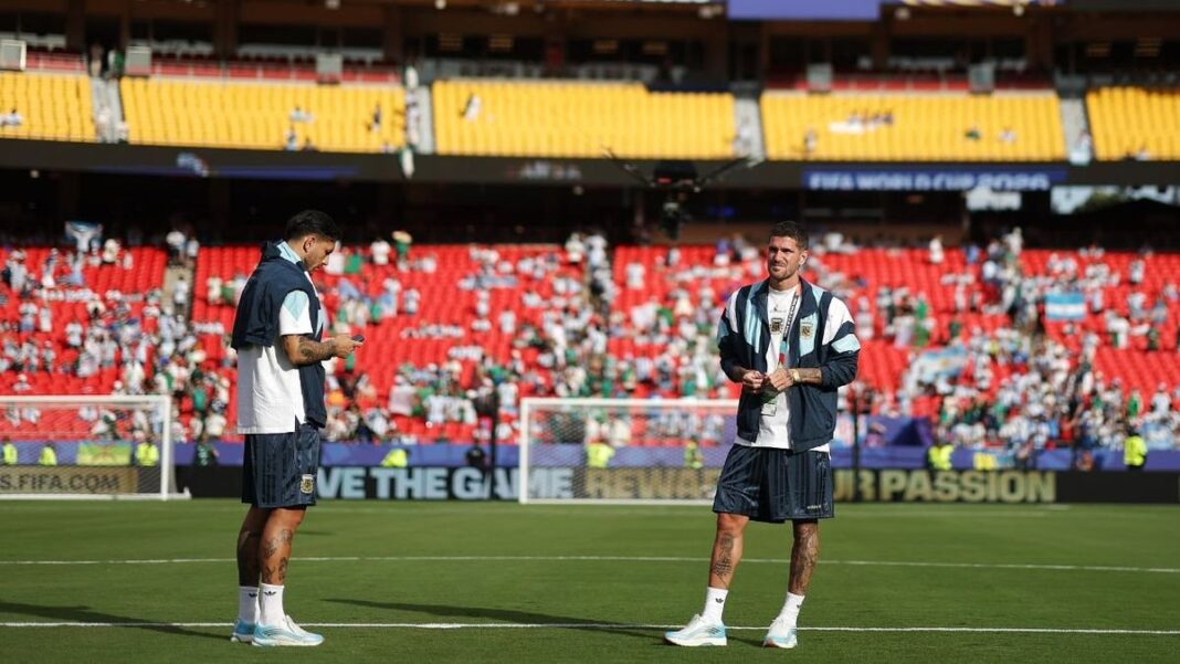 Estadio Arrowhead de Kansas City con camisetas albicelestes durante Argentina vs Argelia