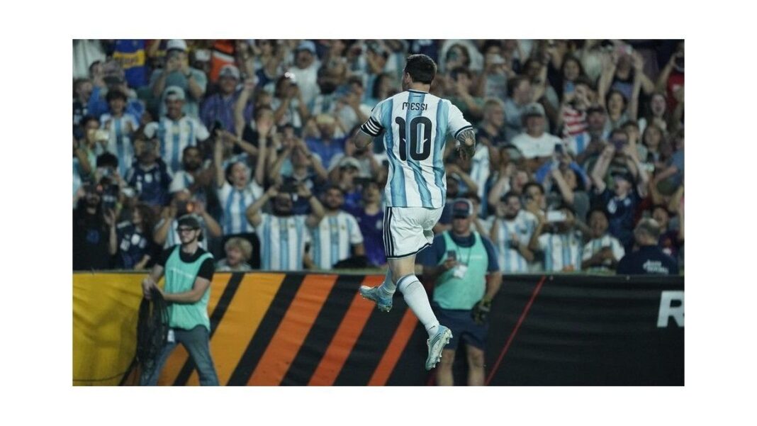Lionel Messi celebra un gol durante el partido amistoso entre Argentina e Islandia