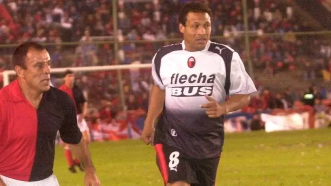 Adriano Custodio Mendes con la camiseta de Colón de Santa Fe