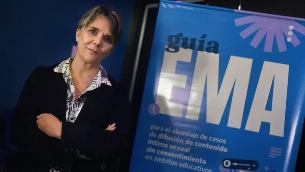 Laura Sánchez durante jornadas sobre violencia digital en Rosario