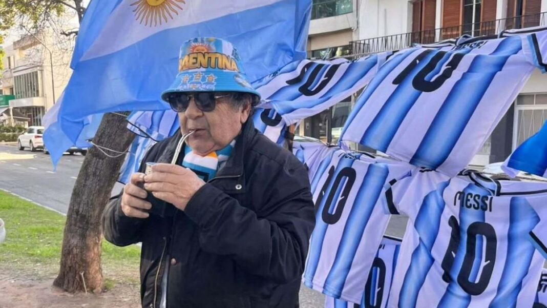 Cacho Deicas, ex cantante de Los Palmeras, en presentación de su canción Cumbia sobre el mundial